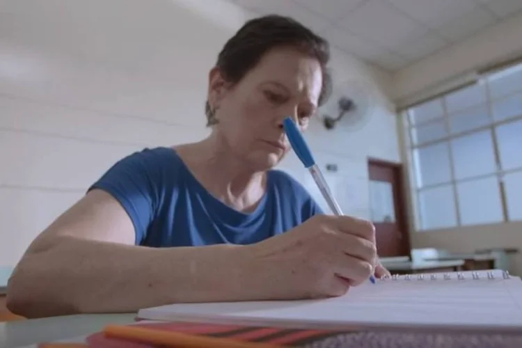 Ação da Roche que transformou a escrita de portadora da Doença de Parkinson em uma fonte tipográfica (Reprodução/Youtube)