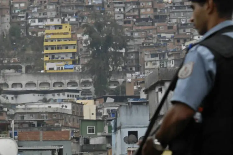 
	Policial militar se posiciona em pr&eacute;dio em frente a favela durante a inaugura&ccedil;&atilde;o da UPP na Rocinha
 (Tânia Rêgo/ABr)