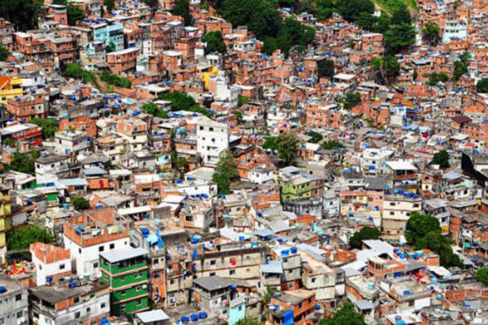 
	Imagem a&eacute;rea da favela da Rocinha, no Rio de Janeiro: Rocinha amanheceu hoje com uma grande presen&ccedil;a de policiais, com o refor&ccedil;o de 150 homens do Bope
 (Wikimedia Commons)
