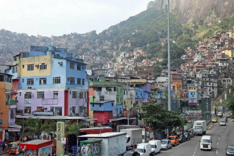 
	Favela da Rocinha, no Rio de Janeiro: jovem de 24 anos foi atingido por um tiro durante blitz da PM e est&aacute; internado
 (Marcelo Horn/ GERJ)