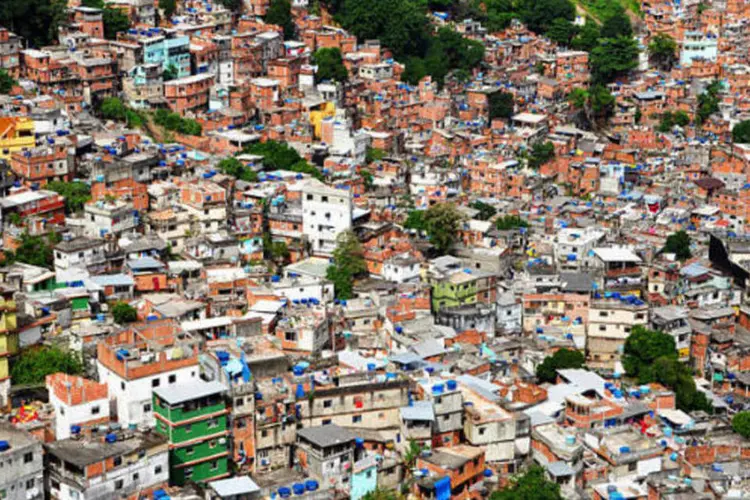 
	Imagem a&eacute;rea da favela da Rocinha, no Rio de Janeiro: &quot;senso comum sempre pensa a favela apenas como uma invas&atilde;o&quot;, disse especialista
 (Wikimedia Commons)