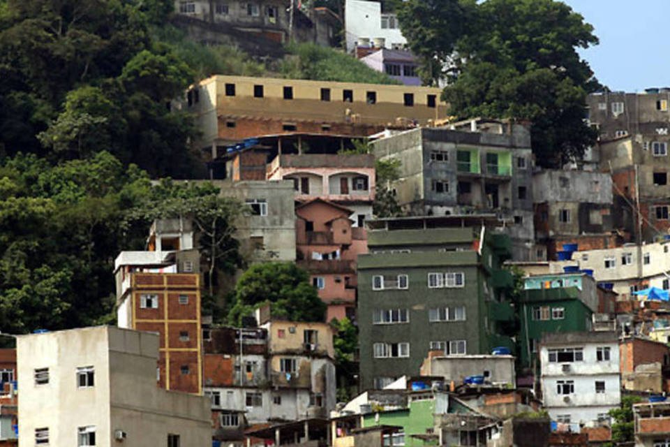 Vista da Rocinha: a maior parte dos assentamentos irregulares no país ocupam áreas menos propícias à urbanização, como encostas íngremes no Rio  (RICARDO LEONI)