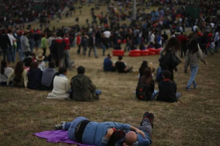 Platéia do Rock in Rio Lisboa durante aguardam o show do Rolling Stones (Rafael Marchante/Reuters)
