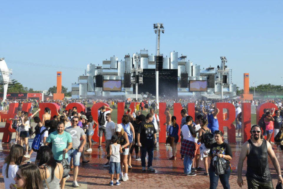Calor faz roqueiros deixarem camisas pretas no Rock in Rio