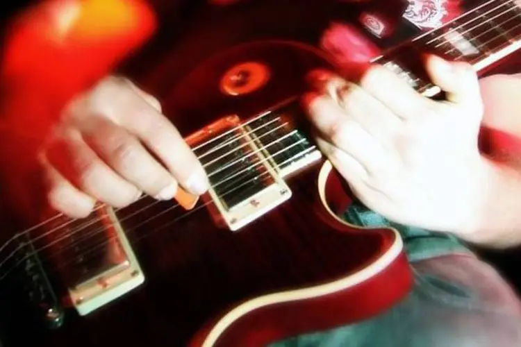 Músico tocando guitarra em show (Stock.XCHNG)