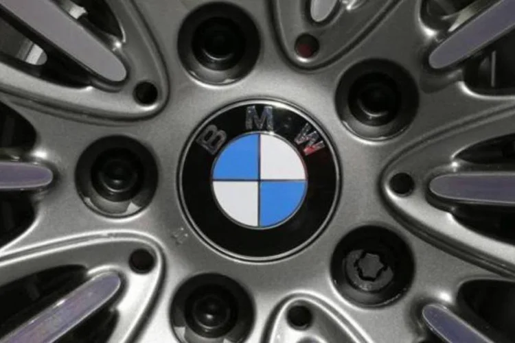
	Logo da BMW: &quot;Inicialmente, a f&aacute;brica dever&aacute; produzir tr&ecirc;s modelos: Sedan S&eacute;rie 3, Hatch S&eacute;rie 1 e X1 Crossover&quot;, segundo o comunicado estadual
 (Christian Hartmann/Reuters)