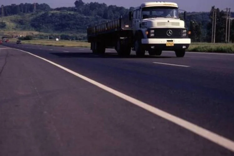 
	Acidente ocorreu na altura do km 79. Tr&ecirc;s passageiros morreram e 27 ficaram feridos ap&oacute;s &ocirc;nibus cair em ribanceira
 (Renato dos Anjos/Veja)