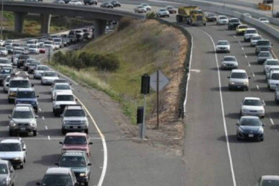 Rodovias paulistas têm tráfego intenso no caminho para as praias