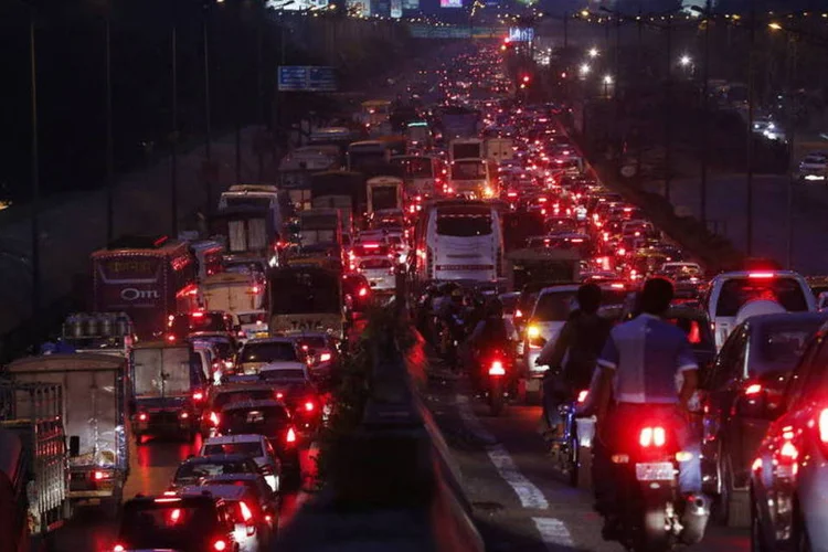 Carros no congestionamento de uma rodovia em Mumbai, na Índia (Vivek Prakash/Bloomberg)
