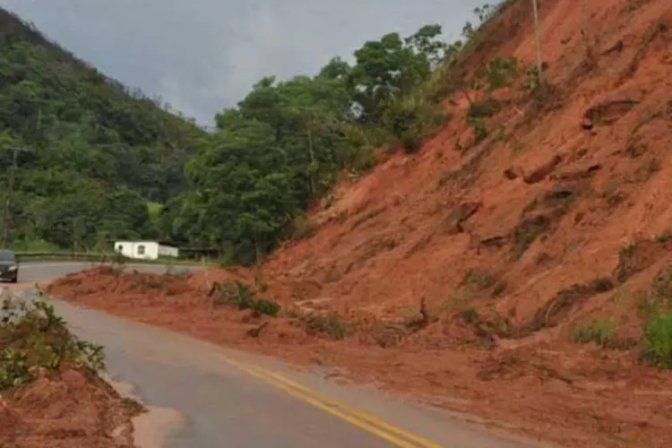 
	Deslizamento em estrada na cidade de Teres&oacute;polis, no Rio de Janeiro: de acordo com a Defesa Civil da cidade, n&atilde;o houve feridos (Valter Campanato/Agência Brasil)