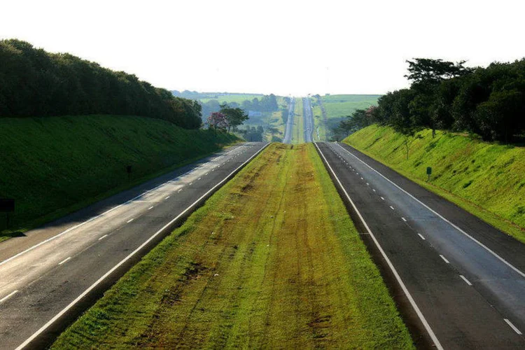 
	Rodovia Washington Lu&iacute;s: trabalhadores das obras da nova subida da Serra de Petr&oacute;polis, no trecho Rio-Juiz de Fora, reivindicam 10% de reajuste salarial
 (Flickr/WikimediaCommons)
