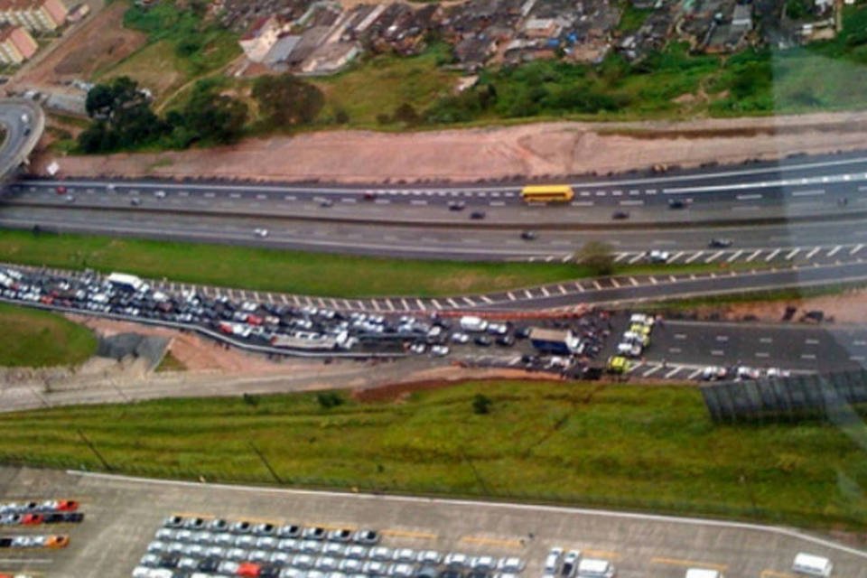 Protesto bloqueia rodovia de acesso ao Porto de Santos