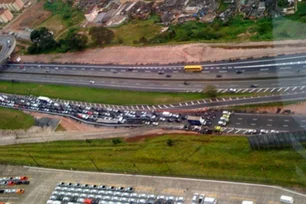 Imagem referente à matéria: Rodovia Anchieta fica quase 12h totalmente interditada após carreta derrubar passarela