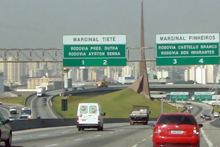 Trecho da rodovia dos Bandeirantes, na chegada à cidade de São Paulo (Wikimedia Commons)