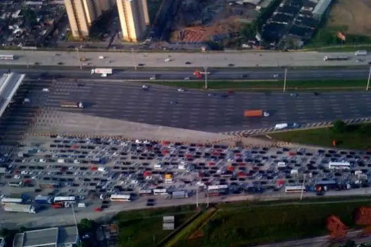 
	Rodovia Castelo Branco, em Barueri: projeto da Ag&ecirc;ncia de Transportes do Estado de S&atilde;o Paulo prev&ecirc; duas pistas adicionais em cada lado da rodovia, interligando com as marginais j&aacute; existentes
 (Pétria Chaves/ Flickr/ Creative Commons)