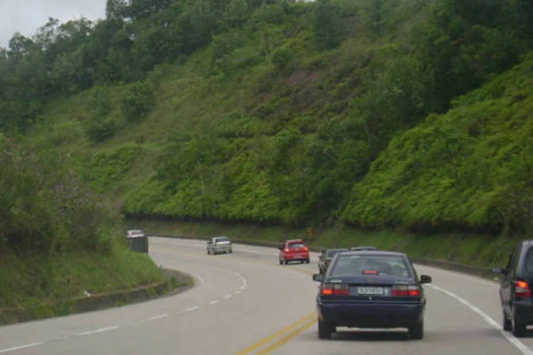 
	Tamoios: acidente provocou interdi&ccedil;&atilde;o da rodovia nos dois sentidos e congestionamento de 7km
 (Cacobianchi/Wikimedia Commons)