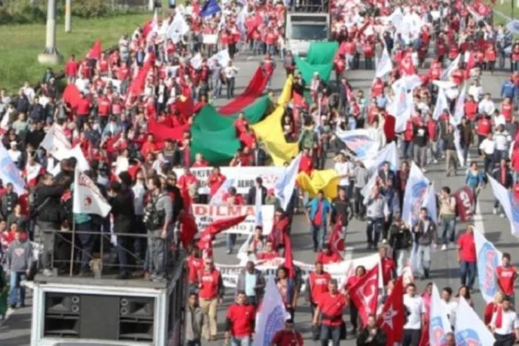
	Al&eacute;m da For&ccedil;a Sindical e da Uni&atilde;o Geral dos Trabalhadores (UGT), o impedimento tamb&eacute;m recai sobre o Movimento Uni&atilde;o Brasil Caminhoneiro (MUBC), que protagonizou uma s&eacute;rie de interdi&ccedil;&otilde;es em rodovias na primeira semana de julho
 (CUT-SP)