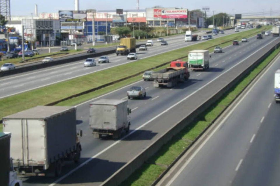 Protesto fecha Rodovia Raposo Tavares na altura de Cotia