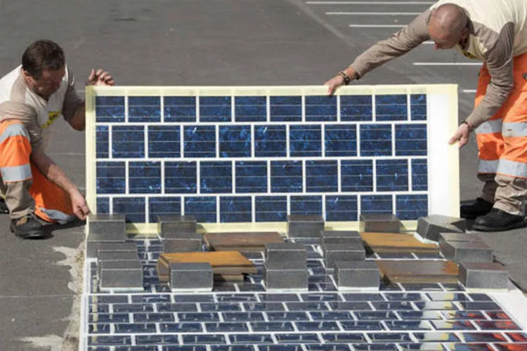 
	Rodovias solares: cada quil&ocirc;metro da cobertura Wattway &eacute; capaz de fornecer energia para 5 000 habitantes.
 (Divulgação Wattway/ Colas)
