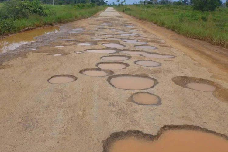 
	Trecho da Rodovia BR-317, no Acre: no estado, 48% das estradas foram avaliadas como ruins ou p&eacute;ssimas
 (Divulgação/ CNT)