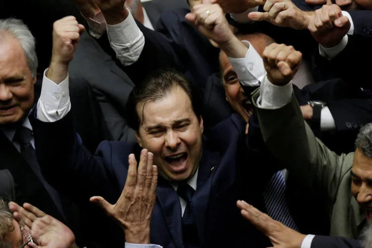 
	Melhor, imposs&iacute;vel: a elei&ccedil;&atilde;o de Rodrigo Maia (ao centro) para a presid&ecirc;ncia da C&acirc;mara foi mais uma vit&oacute;ria para Temer
 (REUTERS/Ueslei Marcelino)