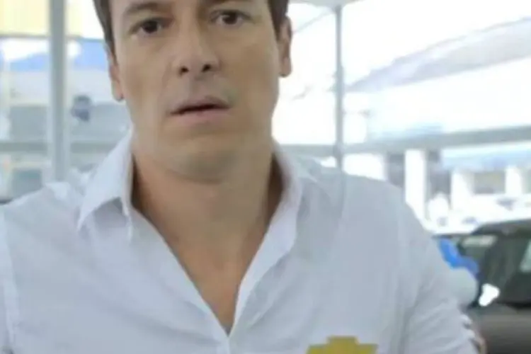 Rodrigo Faro vestiu a camisa da marca, literalmente, e foi para uma concessionária vender carros. Em uma hora, foram cinco (Reprodução)