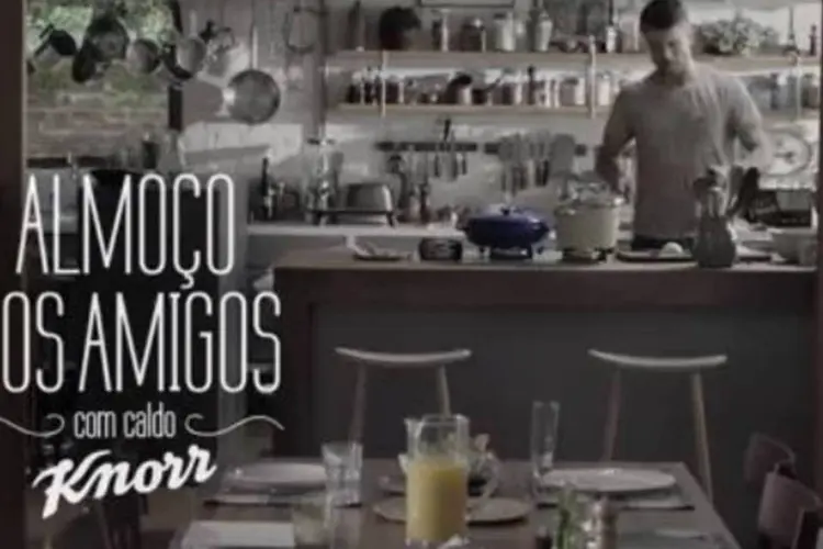 Rodrigo Hilbert em anúncio da Knorr: campanha, que estreia em rede nacional a partir de fevereiro, conta com filmes de 15, 30 e 60 segundos, além de pílulas de 10 segundos (Reprodução/YouTube/Knorr Brasil)