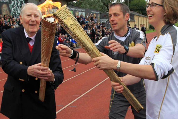 Roger Bannister (E): primeiro homem a correr uma milha em menos de quatro minutos é o favorito nas casas de apostas para acender pira olímpica na abertura das Olimpíadas de Londres (Locog/Getty Images)