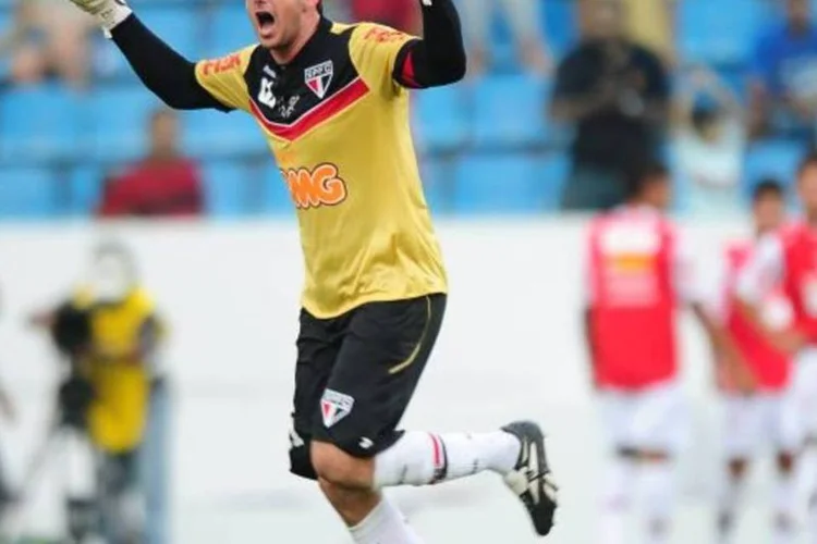 
	Rog&eacute;rio Ceni comemora gol com a camisa do S&atilde;o Paulo: velho conhecido do p&uacute;blico brasileiro, goleiro completa 40 anos de idade
 (Renato Pizzutto/Placar)