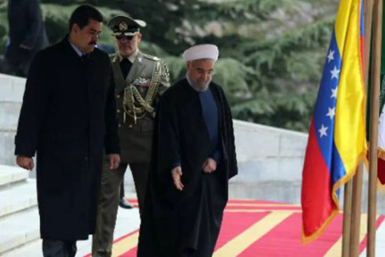 Presidente iraniano Hassan Rohani (D) recebe seu colega venezuelano Nicolas Maduro (ATTA KENARE/AFP)