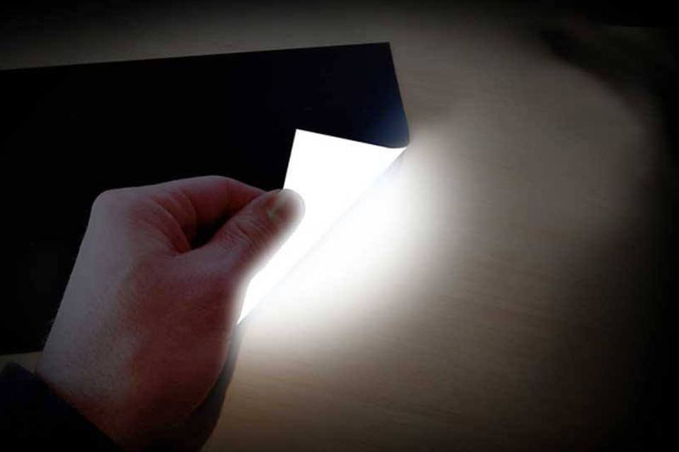 Empresa inventa papel luminoso que pode até ser dobrado