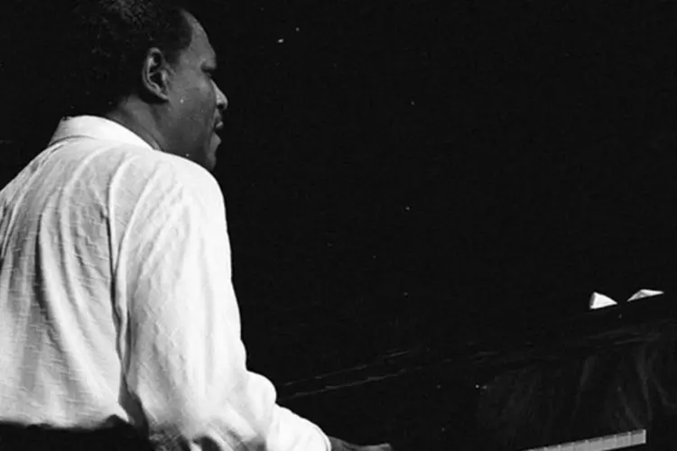 Um das atrações mais esperadas da virada, o pianista de John Coltrane, McCoy Tyner, vai se defrontar com o Godzilla das festas populares (Roland Godefroy/Wikimedia Commons)
