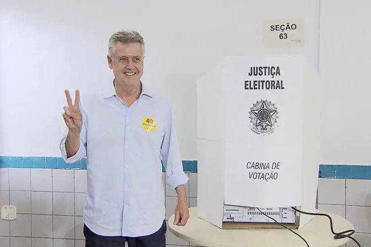 
	Rodrigo Rollemberg ap&oacute;s a vota&ccedil;&atilde;o em zona eleitoral do DF: ele foi deputado estadual duas vezes
 (Manoel Lenaldo/ Agência Brasil)