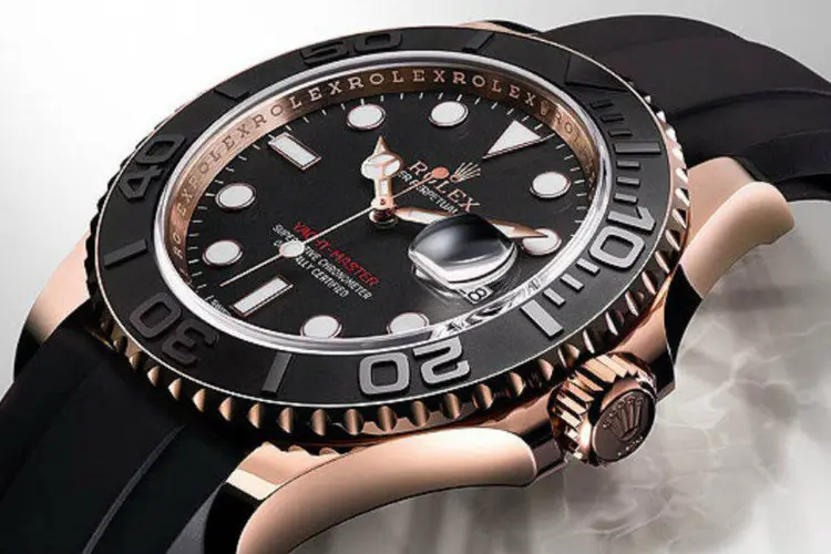 Apesar de parecer uma pulseira comum, a Rolex afirma que ela é equipada com uma espécie de almofada longitudinal, além de ser “recheada” com uma lâmina de titânio (WatchTime Brasil)