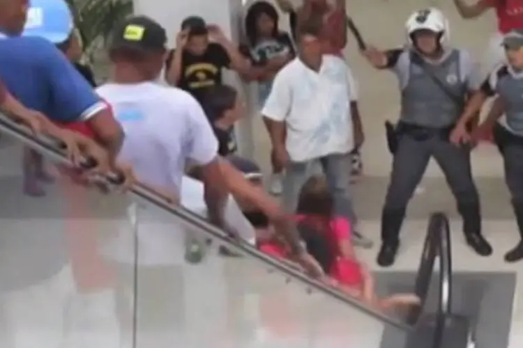 
	Policiais dispersam jovens durante &quot;rolezinho&quot;: MC Chaverinho afirma que viol&ecirc;ncia de outros encontros n&atilde;o tem nada tem a ver com a brincadeira
 (Reprodução/Youtube)