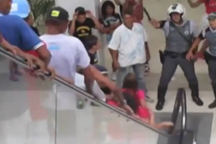 
	Policiais dispersam jovens durante rolezinho no Shopping Metr&ocirc; Itaquera neste s&aacute;bado: estabelecimentos recorrem a liminares na justi&ccedil;a para proibir entrada de jovens&nbsp;
 (Reprodução/Youtube)