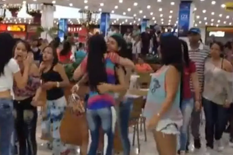 
	Rolezinho em S&atilde;o Paulo (SP): encontros em shoppings t&ecirc;m reunidos multid&otilde;es de jovens de periferia
 (Reprodução/ Youtube)