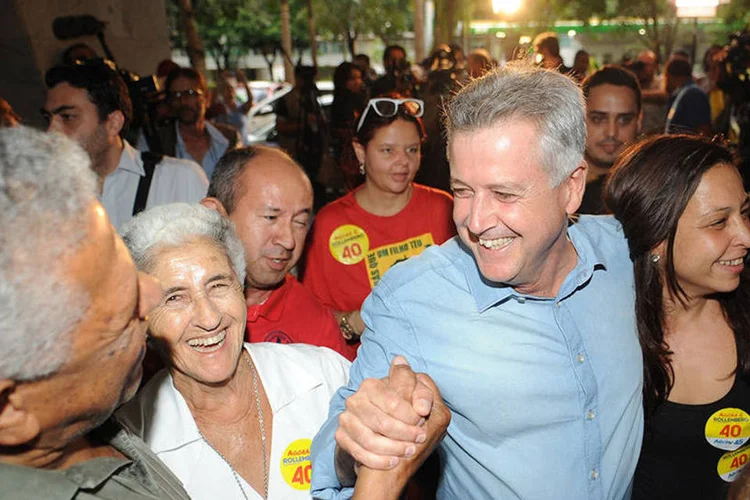 
	Rodrigo Rollemberg (PSB) comemora: segundo ele, a primeira medida do seu governo ser&aacute; &quot;radicalizar na transpar&ecirc;ncia&quot;
 (Manoel Lenaldo/ Agência Brasil)