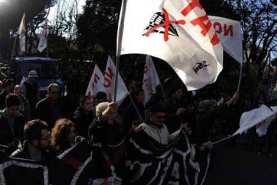 Milhares de italianos protestam contra o governo