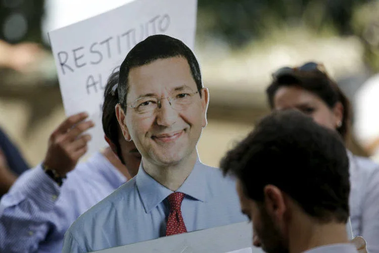 
	Homem segura boneco de papel&atilde;o do prefeito de Roma, Ignazio Marino, durante protesto
 (REUTERS/Max Rossi)