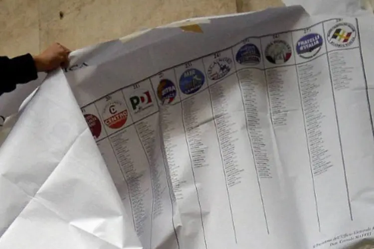 Lista de candidatos é retirada de parede após final das eleições na Itália (AFP/ Filippo Monteforte)