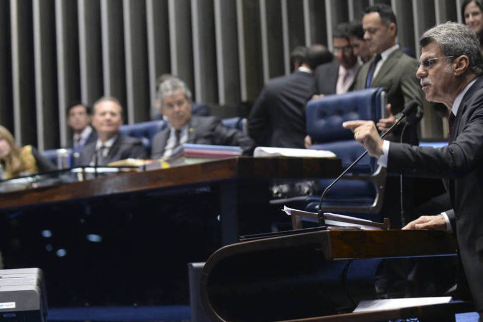 Jucá assume comando do PMDB, rebate Renan e ataca governo