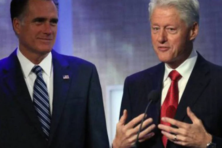 
	Bill Clinton (D) discursa enquanto &eacute; ouvido por Mitt Romney: Clinton denunciou o programa republicano como fiscalmente irrespons&aacute;vel e perigoso para os americanos mais vulner&aacute;veis
 (Mario Tama/Getty Images/AFP)