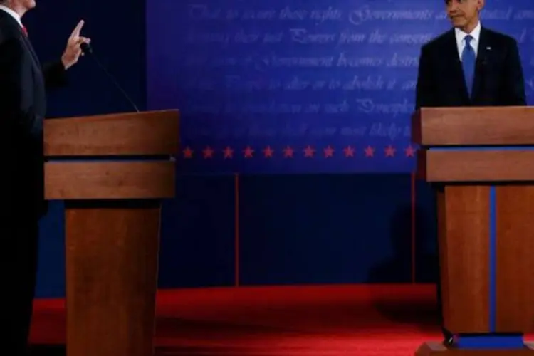 
	Mitt Romney fala com Barack Obama no primeiro debate das elei&ccedil;&otilde;es de 2012, em Denver
 (Jim Bourg/Reuters)
