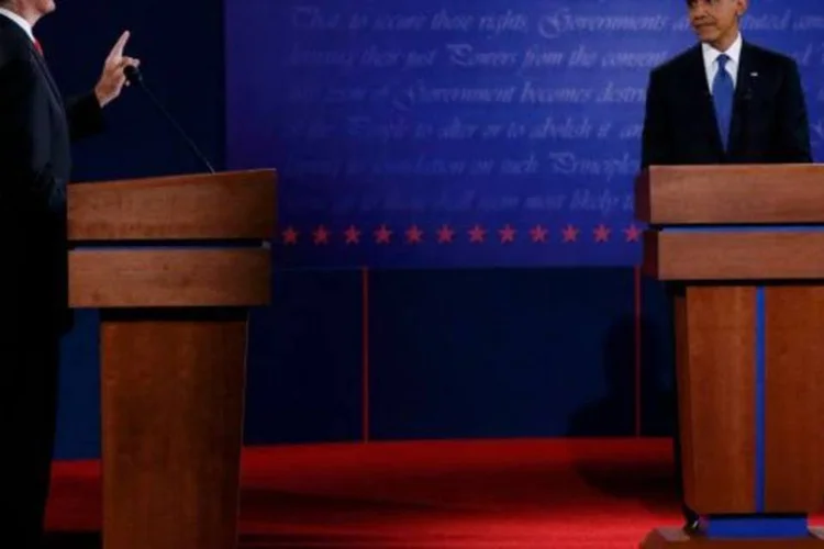 Mitt Romney fala com Barack Obama no primeiro debate das eleições de 2012, em Denver (Jim Bourg/Reuters)