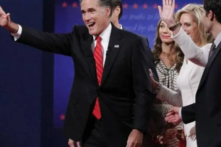 Candidato republicano à presidência dos EUA, Mitt Romney, acena ao lado de seus filhos e de sua esposa ao final do primeiro debate presidencial em Denver, Colorado (Jim Urquhart/Reuters)