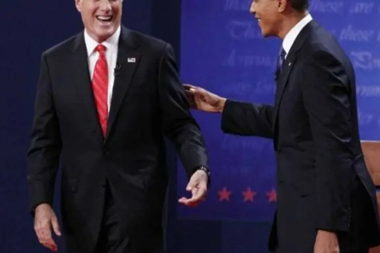 Presidente Barack Obama (direita) e candidato republicano Mitt Romney dão risada ao final do primeiro debate presidencial, em Denver (Jim Urquhart/Reuters)
