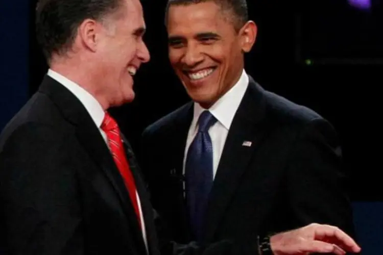 
	Candidato Mitt Romney sorri diante de Barack Obama: durante o debate, republicano apareceu enxugando a fronte com o que parecia ser um len&ccedil;o branco
 (Jason Reed/Reuters)