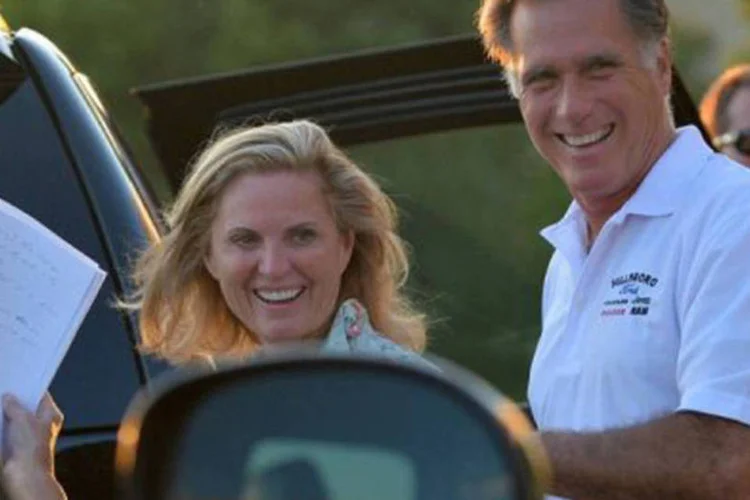 
	O candidato republicano &agrave; Presid&ecirc;ncia dos Estados Unidos, Mitt Romney, e a esposa Ann
 (Jewel Samad/AFP)
