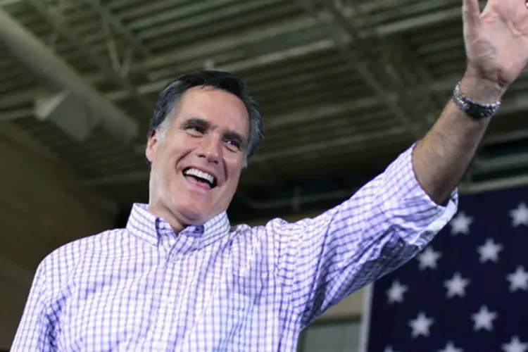 Mitt Romney, candidato republicano favorito às eleições presidenciais, acena durante campanha em New Hampshire (Getty Images)